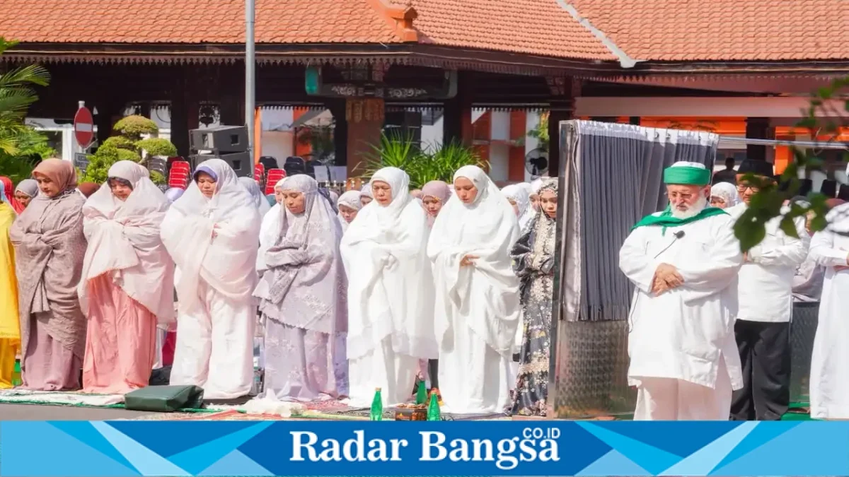 Gubernur Khofifah bersama ratusan jamaah saat melaksanakan Sholat Istisqa’ di Pendopo Kabupaten Mojokerto, Jumat (18/9/2026). (Dok. Ho/RadarBangsa.co.id)