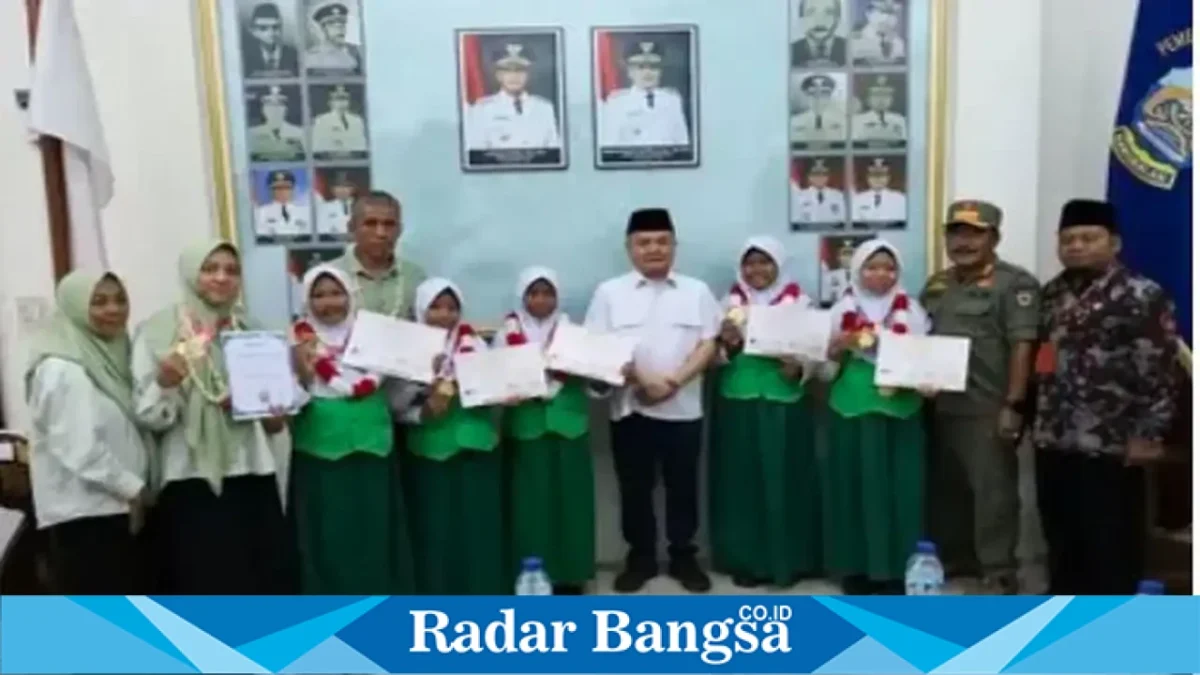 Wakil Bupati Bangkalan Moch. Fauzan Ja’far menerima audiensi para siswi MIS Arraudlah Burneh di Kabupaten Bangkalan, Kamis (24/9/2026). (Dok. Ho/RadarBangsa.co.id)