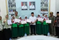 Wakil Bupati Bangkalan Moch. Fauzan Ja’far menerima audiensi para siswi MIS Arraudlah Burneh di Kabupaten Bangkalan, Kamis (24/9/2026). (Dok. Ho/RadarBangsa.co.id)