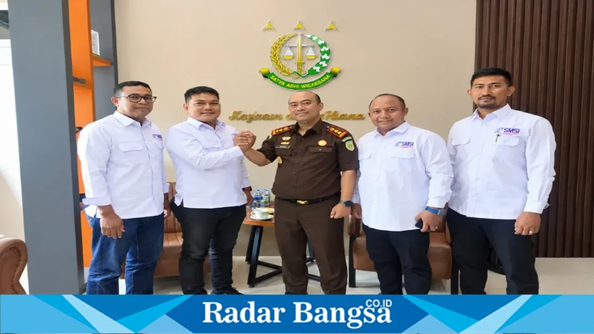 Ketua SMSI Aceh Besar Zulfikar, S.Pd., bersama pengurus saat melakukan silaturahmi dan audiensi dengan Kajari Aceh Besar Dr. Wisnu Murtopo Nur Muhamad, S.H., M.H., Selasa (22/9/2026). Foto: SMSI Aceh Besar.