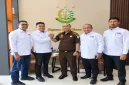 Ketua SMSI Aceh Besar Zulfikar, S.Pd., bersama pengurus saat melakukan silaturahmi dan audiensi dengan Kajari Aceh Besar Dr. Wisnu Murtopo Nur Muhamad, S.H., M.H., Selasa (22/9/2026). Foto: SMSI Aceh Besar.
