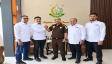 Ketua SMSI Aceh Besar Zulfikar, S.Pd., bersama pengurus saat melakukan silaturahmi dan audiensi dengan Kajari Aceh Besar Dr. Wisnu Murtopo Nur Muhamad, S.H., M.H., Selasa (22/9/2026). Foto: SMSI Aceh Besar.