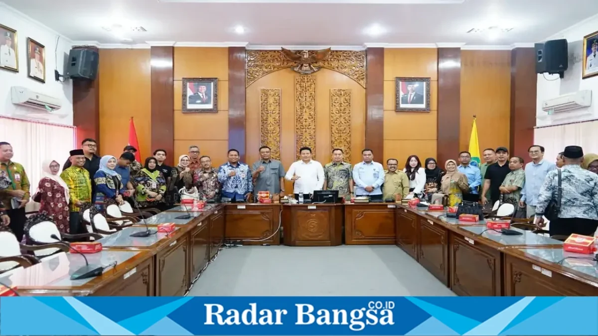 Bupati Sidoarjo Subandi saat audiensi Forum MBG di Ruang Ops Room Setda Kabupaten Sidoarjo, Jumat (25/9/2026). (Dok. Ho/RadarBangsa.co.id)