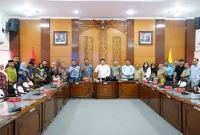 Bupati Sidoarjo Subandi saat audiensi Forum MBG di Ruang Ops Room Setda Kabupaten Sidoarjo, Jumat (25/9/2026). (Dok. Ho/RadarBangsa.co.id)