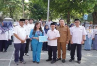 Bupati Lamongan Yuhronur Efendi saat menghadiri Apel Peringatan HUT ke-81 PMI di Halaman Kantor PMI Lamongan, Senin (21/9). (Dok. Ho/RadarBangsa.co.id)