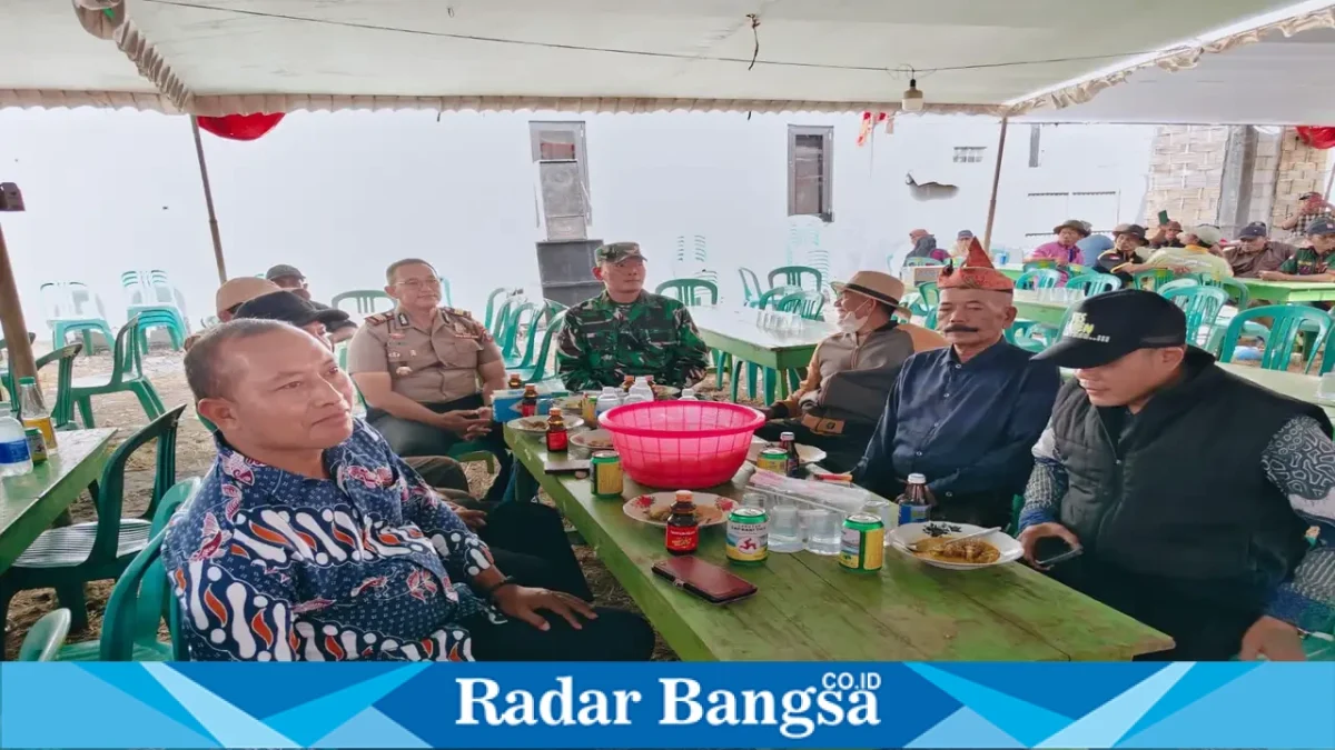 Forkopimcam Laren menghadiri tasyakuran panen raya di Desa Jabung, Kecamatan Laren, Kabupaten Lamongan, Kamis (24/9/2026). (Dok. Ho/RadarBangsa.co.id)