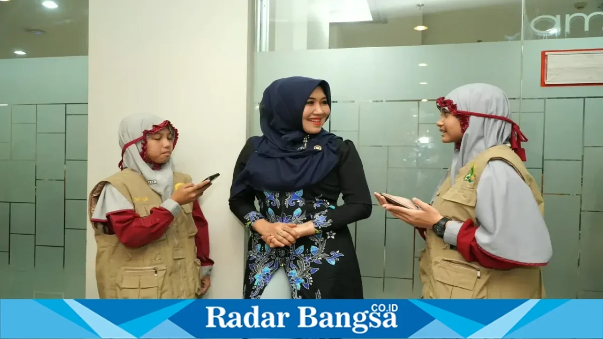 Tiga jurnalis cilik SD Muhammadiyah 6 Gadung, Surabaya, saat mewawancarai Anggota DPD RI asal Jawa Timur Lia Istifhama atau Ning Lia. (Dok. Ho/RadarBangsa.co.id)