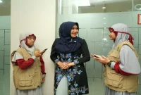 Tiga jurnalis cilik SD Muhammadiyah 6 Gadung, Surabaya, saat mewawancarai Anggota DPD RI asal Jawa Timur Lia Istifhama atau Ning Lia. (Dok. Ho/RadarBangsa.co.id)