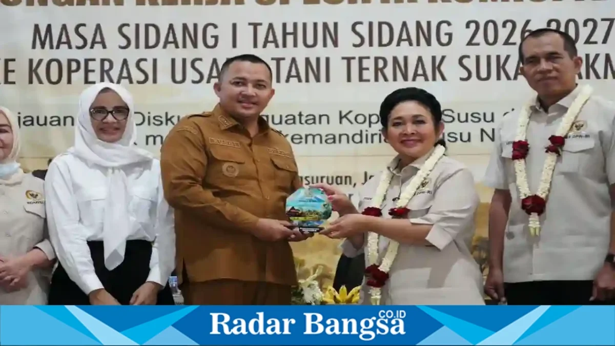 Titiek Soeharto memberikan cenderamata kepada Bupati Pasuruan Rusdi Sutejo saat melakukan kunjungan kerja dan meninjau peternakan sapi perah di KUTT Sukamakmur, Kecamatan Grati, Kabupaten Pasuruan, Senin (28/9/2026). (Dok. Ho/RadarBangsa.co.id)