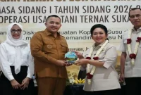 Titiek Soeharto memberikan cenderamata kepada Bupati Pasuruan Rusdi Sutejo saat melakukan kunjungan kerja dan meninjau peternakan sapi perah di KUTT Sukamakmur, Kecamatan Grati, Kabupaten Pasuruan, Senin (28/9/2026). (Dok. Ho/RadarBangsa.co.id)
