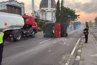 Truk Colt Diesel terguling usai menabrak tiang PJU di Plosowayu, Lamongan, Rabu (2/9/2026). (Dok Ho/RadarBangsa.co.id)