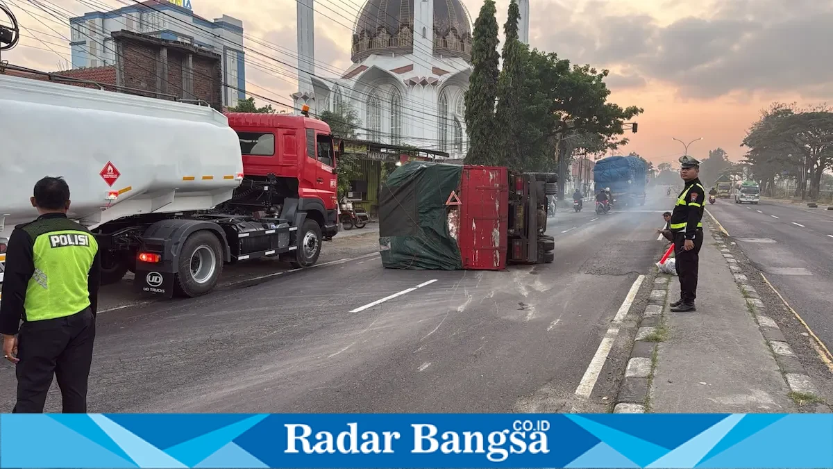 Truk Colt Diesel terguling usai menabrak tiang PJU di Plosowayu, Lamongan, Rabu (2/9/2026). (Dok Ho/RadarBangsa.co.id)