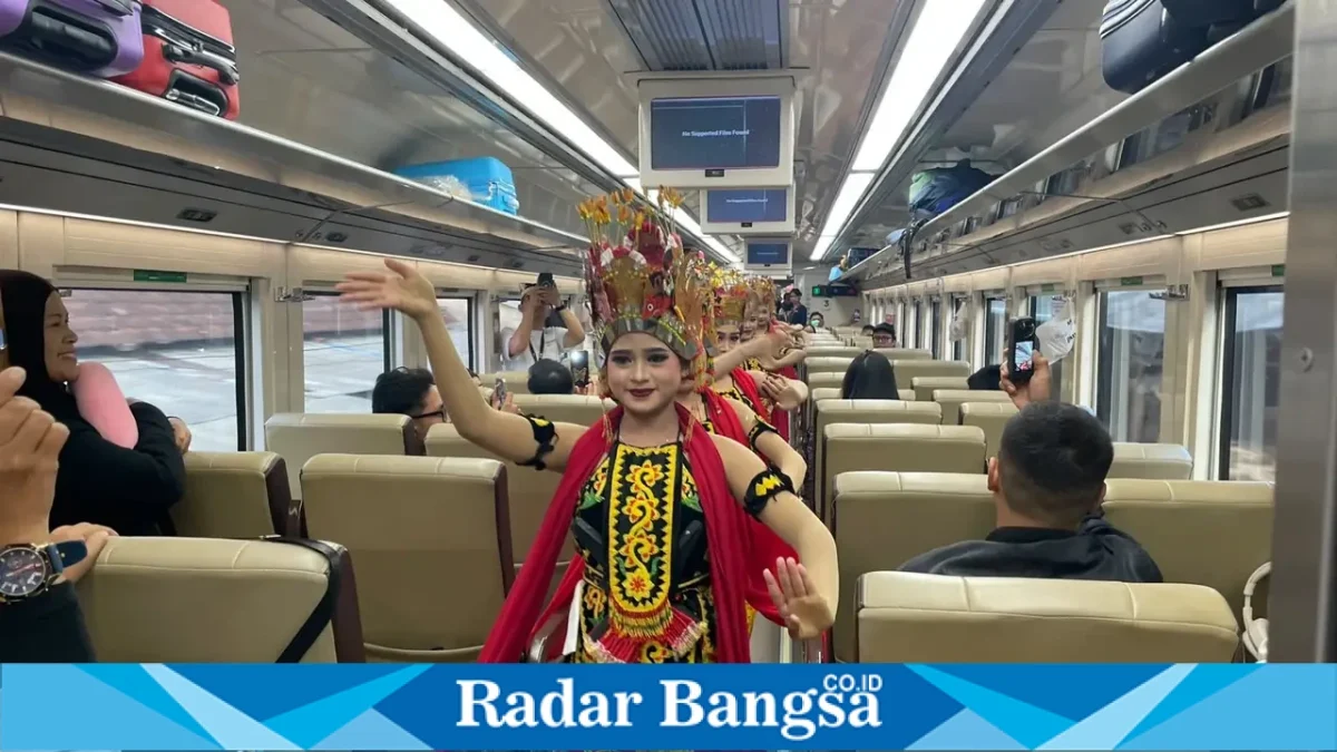 Tujuh penari Gandrung tampil di dalam KA Sangkuriang dalam perjalanan dari Stasiun Kalibaru menuju Stasiun Ketapang, Banyuwangi, Jumat (25/9/2026). (Dok. Ho/RadarBangsa.co.id)