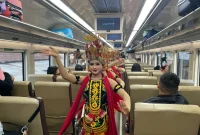Tujuh penari Gandrung tampil di dalam KA Sangkuriang dalam perjalanan dari Stasiun Kalibaru menuju Stasiun Ketapang, Banyuwangi, Jumat (25/9/2026). (Dok. Ho/RadarBangsa.co.id)