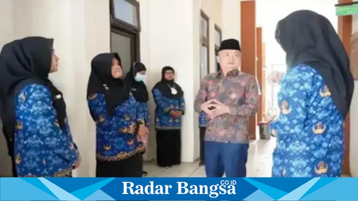 Wabup Bangkalan Moch. Fauzan Ja’far saat melakukan monitoring dan evaluasi pelayanan di UPT Puskesmas Tragah, Kamis (17/9/2026). (Dok. Ho/RadarBangsa.co.id)