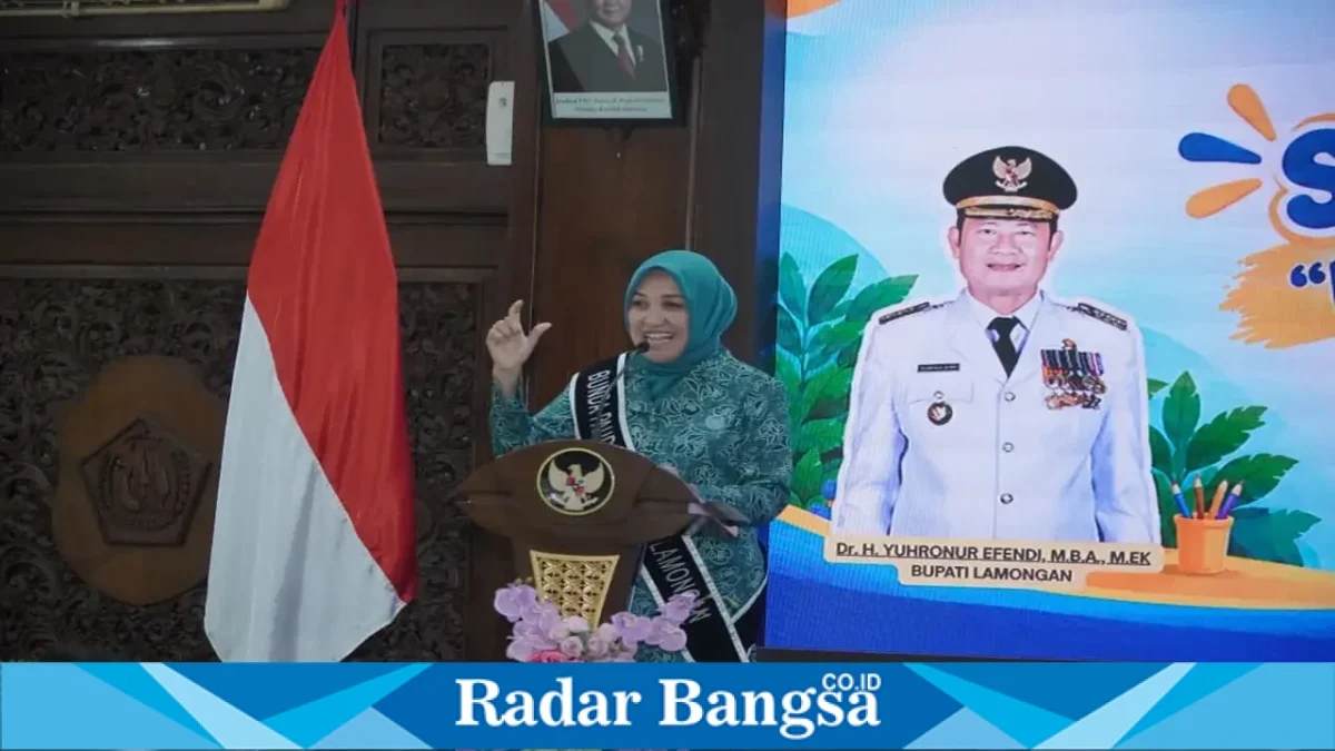 Bunda PAUD Lamongan Anis Kartikawati Yes saat membuka seminar parenting di Pendopo Lokatantra, Selasa (22/9). (Dok. Ho/RadarBangsa.co.id)