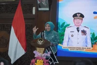 Bunda PAUD Lamongan Anis Kartikawati Yes saat membuka seminar parenting di Pendopo Lokatantra, Selasa (22/9). (Dok. Ho/RadarBangsa.co.id)
