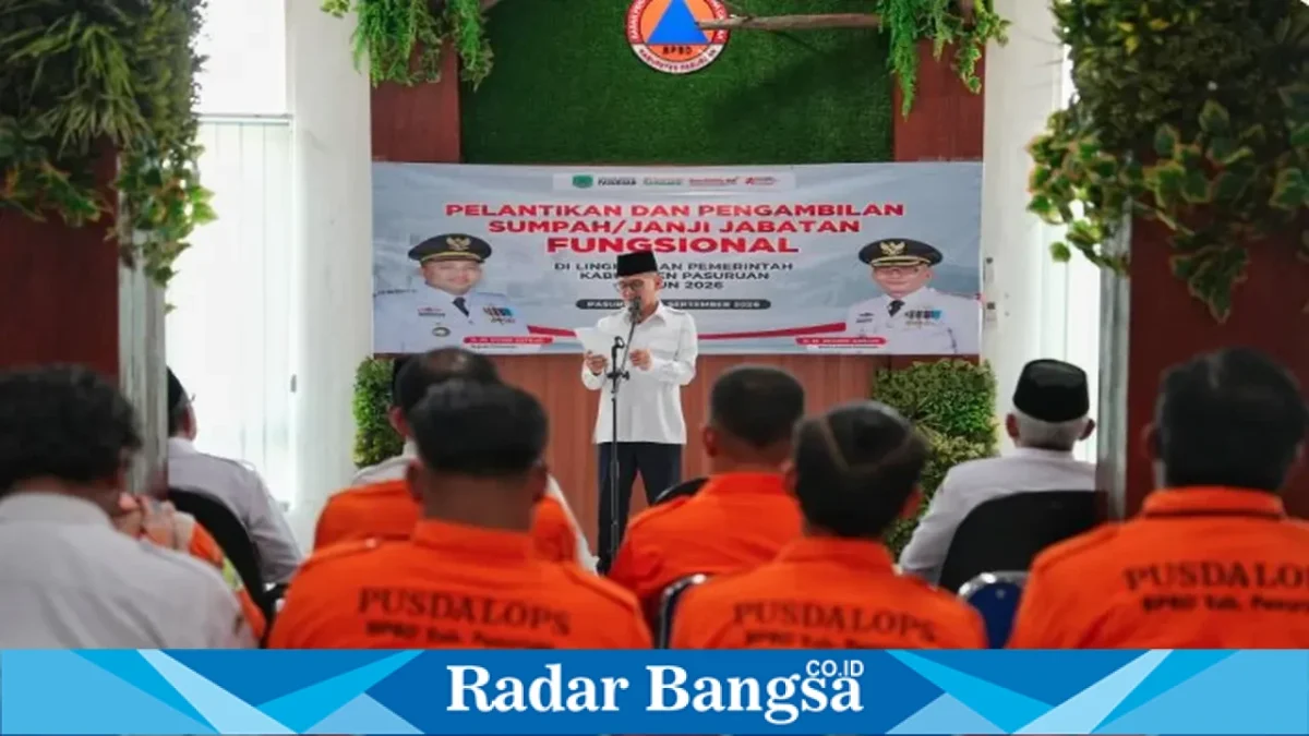 Wabup Pasuruan HM Shobih Asrori saat melantik dua ASN dalam Jabatan Fungsional Analis Kebencanaan Ahli Muda di BPBD Kabupaten Pasuruan, Rabu (16/9/2026). (Dok. Ho/RadarBangsa.co.id)