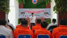 Wabup Pasuruan HM Shobih Asrori saat melantik dua ASN dalam Jabatan Fungsional Analis Kebencanaan Ahli Muda di BPBD Kabupaten Pasuruan, Rabu (16/9/2026). (Dok. Ho/RadarBangsa.co.id)