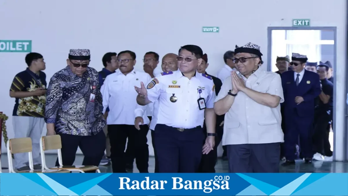 Wamenaker Afriansyah Noor saat berdialog dengan peserta MagangHub di Akademi Penerbangan Indonesia Banyuwangi, Selasa (22/9/2026).