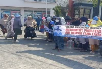Warga Perumahan Planet Green Tambora menyampaikan aspirasi terkait layanan air bersih PDAM di Desa Tambakrigadung, Kecamatan Tikung, Lamongan, Sabtu (26/9/2026). (Dok. Ho/RadarBangsa.co.id)