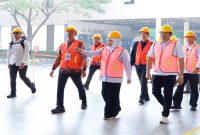 Gubernur Jawa Timur Khofifah Indar Parawansa mendampingi Wakil Presiden Gibran Rakabuming meninjau proses produksi sepeda di PT Insera Sena, Sidoarjo, Jumat (16/10). (Dok. Ho/RadarBangsa.co.id)