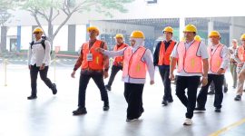 Gubernur Jawa Timur Khofifah Indar Parawansa mendampingi Wakil Presiden Gibran Rakabuming meninjau proses produksi sepeda di PT Insera Sena, Sidoarjo, Jumat (16/10). (Dok. Ho/RadarBangsa.co.id)