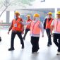 Gubernur Jawa Timur Khofifah Indar Parawansa mendampingi Wakil Presiden Gibran Rakabuming meninjau proses produksi sepeda di PT Insera Sena, Sidoarjo, Jumat (16/10). (Dok. Ho/RadarBangsa.co.id)
