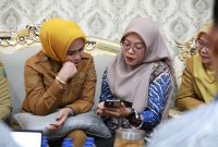 Wakil Bupati Sidoarjo Mimik Idayana saat menerima audiensi Pustaka Media Guru terkait pengembangan program Perpustakaan Digital Sekolah di rumah dinas Wakil Bupati Sidoarjo, Senin (19/10/2026). (Dok. Ho/RadarBangsa.co.id)