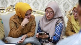 Wakil Bupati Sidoarjo Mimik Idayana saat menerima audiensi Pustaka Media Guru terkait pengembangan program Perpustakaan Digital Sekolah di rumah dinas Wakil Bupati Sidoarjo, Senin (19/10/2026). (Dok. Ho/RadarBangsa.co.id)