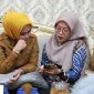 Wakil Bupati Sidoarjo Mimik Idayana saat menerima audiensi Pustaka Media Guru terkait pengembangan program Perpustakaan Digital Sekolah di rumah dinas Wakil Bupati Sidoarjo, Senin (19/10/2026). (Dok. Ho/RadarBangsa.co.id)