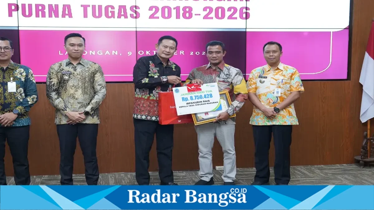 Bupati Lamongan Yuhronur Efendi saat menyerahkan piagam penghargaan kepada 23 kepala desa purna tugas di Ruang Command Center Gedung Pemkab Lamongan, Jumat (9/10/2026). (Dok. Ho/RadarBangsa.co.id)
