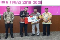 Bupati Lamongan Yuhronur Efendi saat menyerahkan piagam penghargaan kepada 23 kepala desa purna tugas di Ruang Command Center Gedung Pemkab Lamongan, Jumat (9/10/2026). (Dok. Ho/RadarBangsa.co.id)
