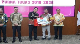 Bupati Lamongan Yuhronur Efendi saat menyerahkan piagam penghargaan kepada 23 kepala desa purna tugas di Ruang Command Center Gedung Pemkab Lamongan, Jumat (9/10/2026). (Dok. Ho/RadarBangsa.co.id)