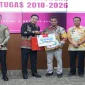 Bupati Lamongan Yuhronur Efendi saat menyerahkan piagam penghargaan kepada 23 kepala desa purna tugas di Ruang Command Center Gedung Pemkab Lamongan, Jumat (9/10/2026). (Dok. Ho/RadarBangsa.co.id)
