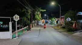 Penerangan Jalan Umum (PJU) fiber di ruas jalan Desa Ngerong, Kecamatan Gempol, Kabupaten Pasuruan, yang telah rampung dipasang sebanyak 46 titik. (Dok. Ho/RadarBangsa.co.id)