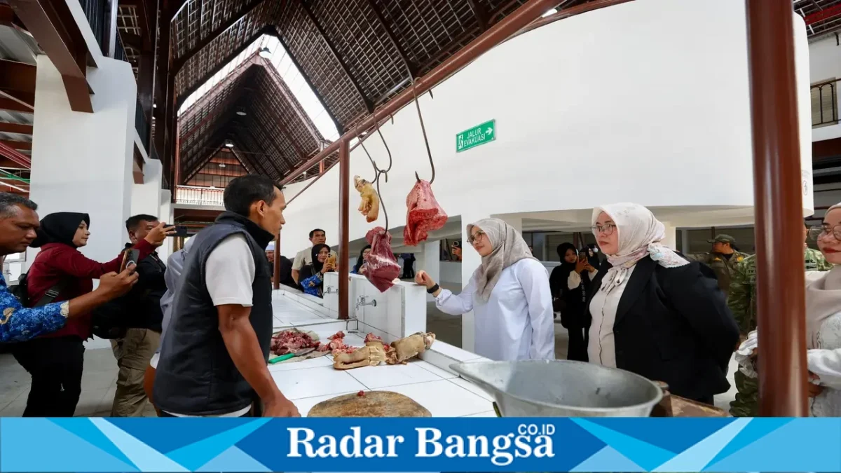 Pedagang saat mulai berjualan di Pasar Banyuwangi setelah revitalisasi dan kembali beroperasi, Kamis (1/10/2026). (Dok. Ho/RadarBangsa.co.id)