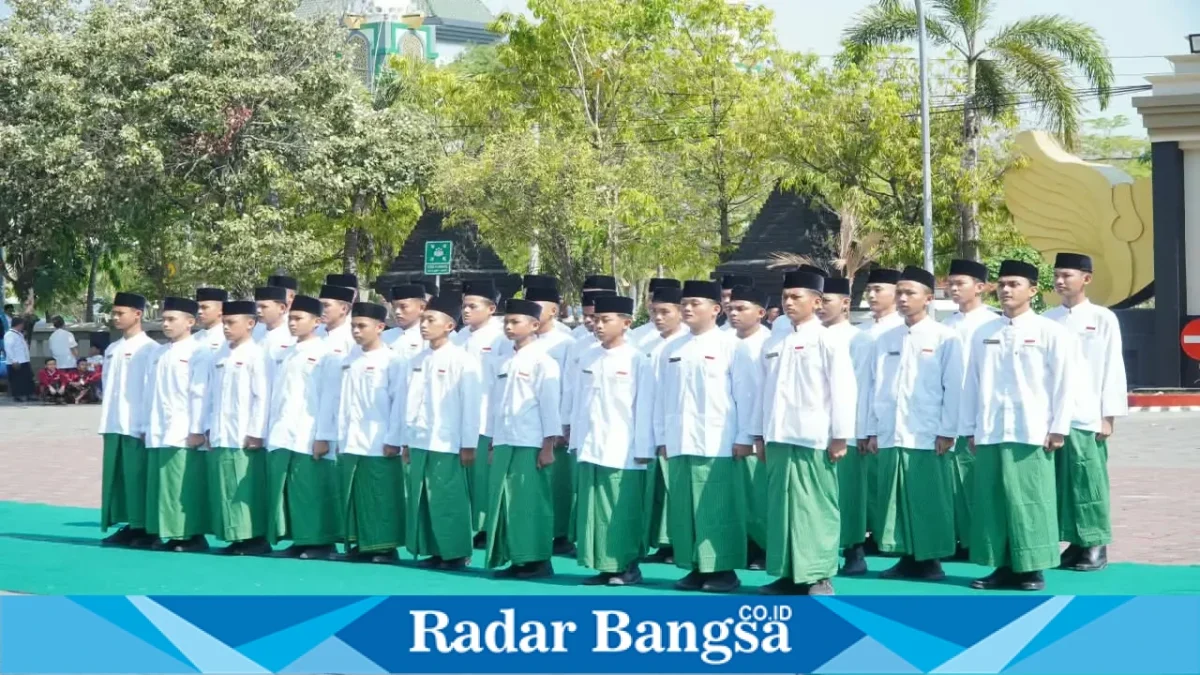 Bupati Lamongan Yuhronur Efendi saat menjadi pembina apel peringatan Hari Santri Nasional 2026 di Halaman Kantor Pemerintah Kabupaten Lamongan, Kamis (22/10/2026). (Dok. Ho/RadarBangsa.co.id)