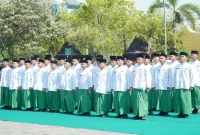 Bupati Lamongan Yuhronur Efendi saat menjadi pembina apel peringatan Hari Santri Nasional 2026 di Halaman Kantor Pemerintah Kabupaten Lamongan, Kamis (22/10/2026). (Dok. Ho/RadarBangsa.co.id)