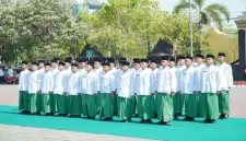 Bupati Lamongan Yuhronur Efendi saat menjadi pembina apel peringatan Hari Santri Nasional 2026 di Halaman Kantor Pemerintah Kabupaten Lamongan, Kamis (22/10/2026). (Dok. Ho/RadarBangsa.co.id)