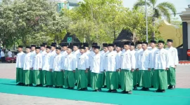Bupati Lamongan Yuhronur Efendi saat menjadi pembina apel peringatan Hari Santri Nasional 2026 di Halaman Kantor Pemerintah Kabupaten Lamongan, Kamis (22/10/2026). (Dok. Ho/RadarBangsa.co.id)