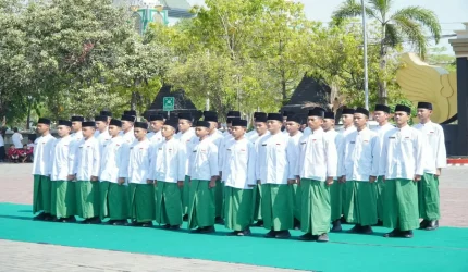 Bupati Lamongan Yuhronur Efendi menjadi pembina apel peringatan Hari Santri Nasional 2026 di halaman Kantor Pemkab Lamongan.