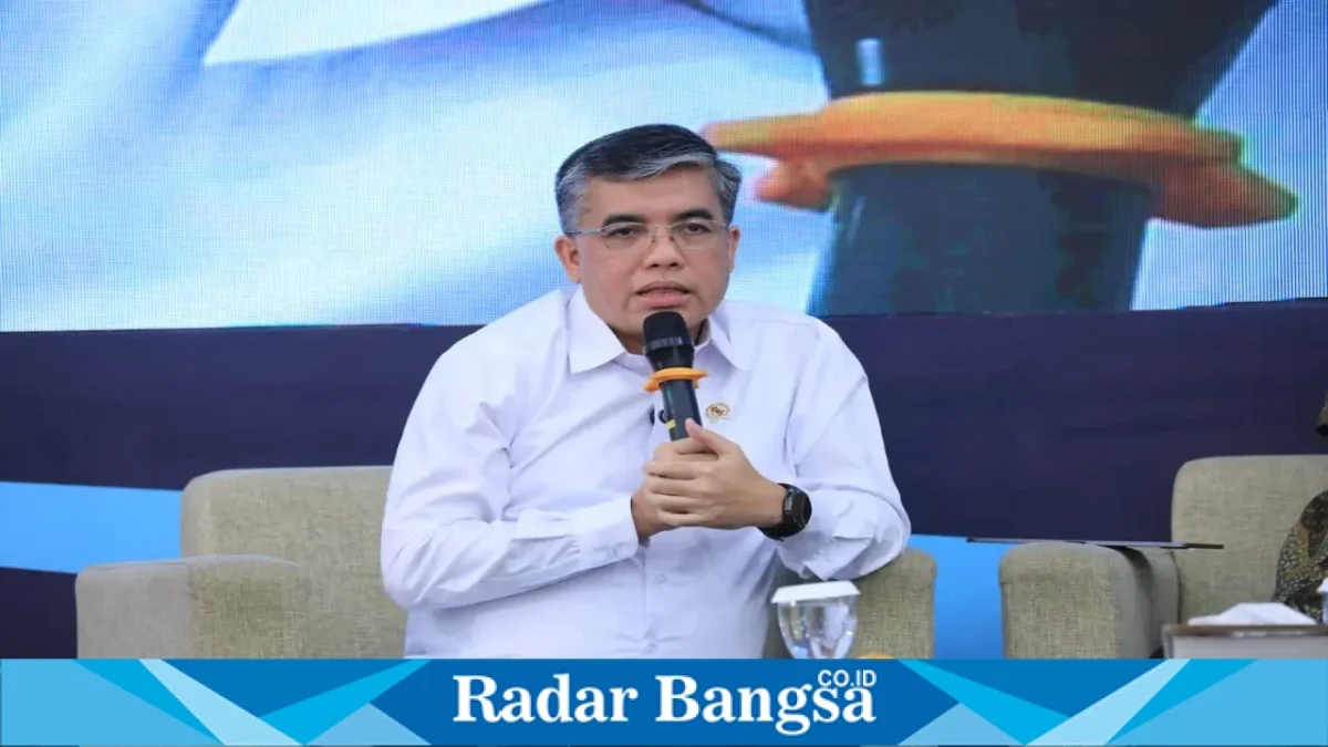 Wakil Ketua DPR RI Cucun Ahmad Syamsurijal dan Menteri Ketenagakerjaan Yassierli saat menghadiri Dialog Sosial tentang RUU Pelindungan Ketenagakerjaan di Bekasi, Kamis (1/10/2026).