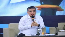 Wakil Ketua DPR RI Cucun Ahmad Syamsurijal dan Menteri Ketenagakerjaan Yassierli saat menghadiri Dialog Sosial tentang RUU Pelindungan Ketenagakerjaan di Bekasi, Kamis (1/10/2026).