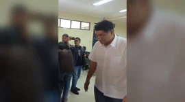Direktur PT Syirkah Berkah Ganda, Lim Sinatra meninggalkan ruang sidang seusai memberikan kesaksian (Foto : Yudha)