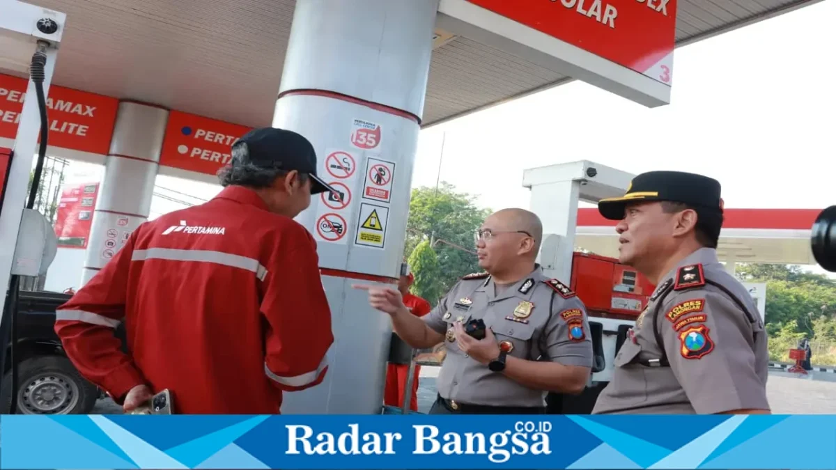 Kapolres Lamongan AKBP Adhytiawarman Gautama Putra, Ph.D., saat memantau ketersediaan BBM dan pelayanan di SPBU 54.622.08, Jalan Sunan Drajat, Kelurahan Sidoharjo, Kabupaten Lamongan, Senin (19/10/2026). (Dok. Humas Polres Lamongan/RadarBangsa.co.id)