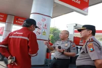 Kapolres Lamongan AKBP Adhytiawarman Gautama Putra, Ph.D., saat memantau ketersediaan BBM dan pelayanan di SPBU 54.622.08, Jalan Sunan Drajat, Kelurahan Sidoharjo, Kabupaten Lamongan, Senin (19/10/2026). (Dok. Humas Polres Lamongan/RadarBangsa.co.id)