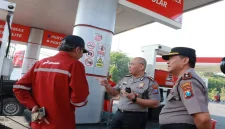 Kapolres Lamongan AKBP Adhytiawarman Gautama Putra, Ph.D., saat memantau ketersediaan BBM dan pelayanan di SPBU 54.622.08, Jalan Sunan Drajat, Kelurahan Sidoharjo, Kabupaten Lamongan, Senin (19/10/2026). (Dok. Humas Polres Lamongan/RadarBangsa.co.id)