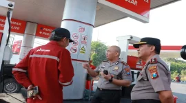 Kapolres Lamongan AKBP Adhytiawarman Gautama Putra, Ph.D., saat memantau ketersediaan BBM dan pelayanan di SPBU 54.622.08, Jalan Sunan Drajat, Kelurahan Sidoharjo, Kabupaten Lamongan, Senin (19/10/2026). (Dok. Humas Polres Lamongan/RadarBangsa.co.id)