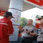 Kapolres Lamongan AKBP Adhytiawarman Gautama Putra, Ph.D., saat memantau ketersediaan BBM dan pelayanan di SPBU 54.622.08, Jalan Sunan Drajat, Kelurahan Sidoharjo, Kabupaten Lamongan, Senin (19/10/2026). (Dok. Humas Polres Lamongan/RadarBangsa.co.id)